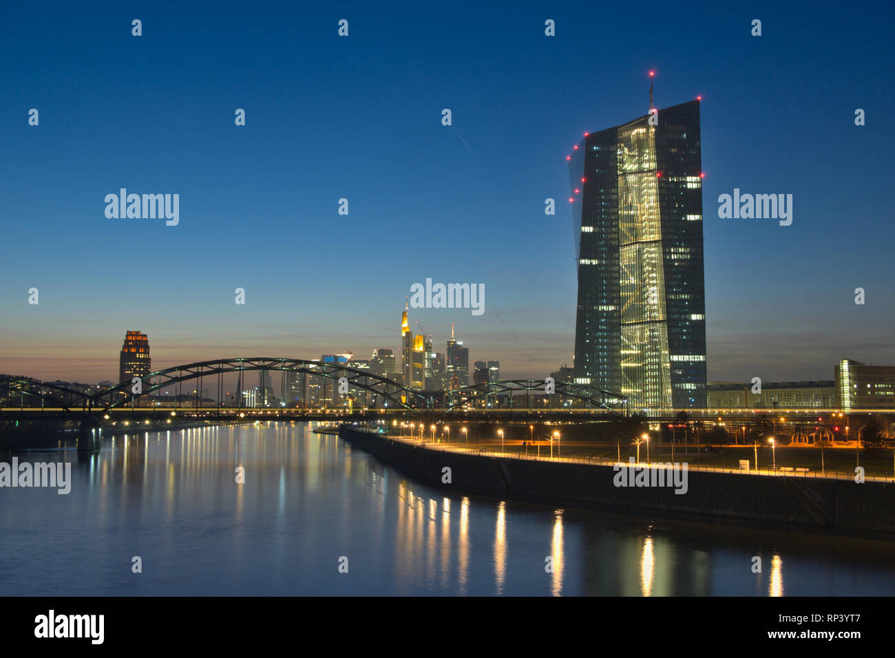 Francoforte sul Meno Banca Centrale Europea Torre accanto al fiume Main e lo skyline di blue ora Foto Stock