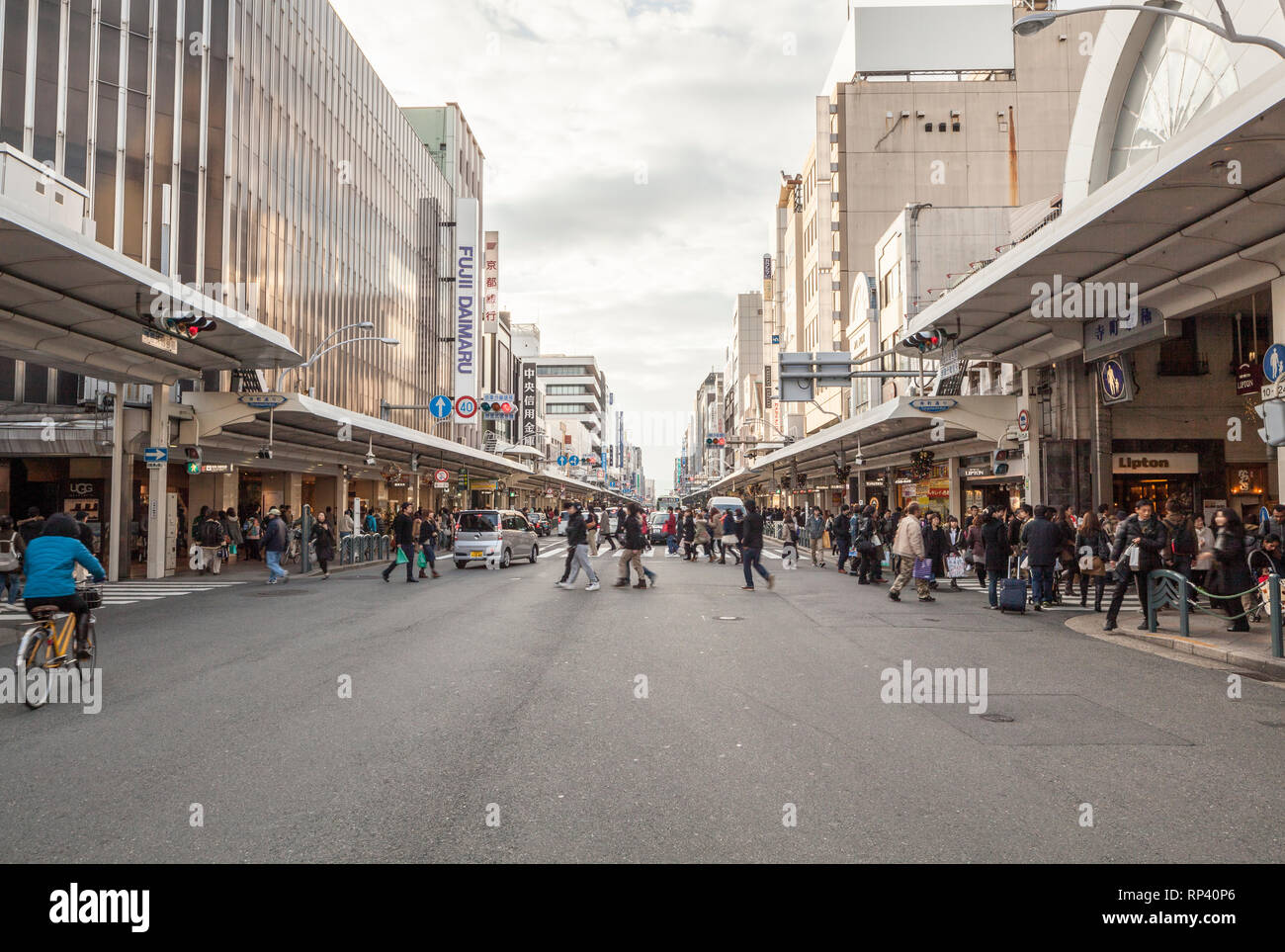 Shijo Dori, all'incrocio di Teramachi Street, Shimogyo Ward, Kyoto, Giappone. Questa sezione di Shijo Dori è una famosa area dello shopping di Kyoto. Foto Stock