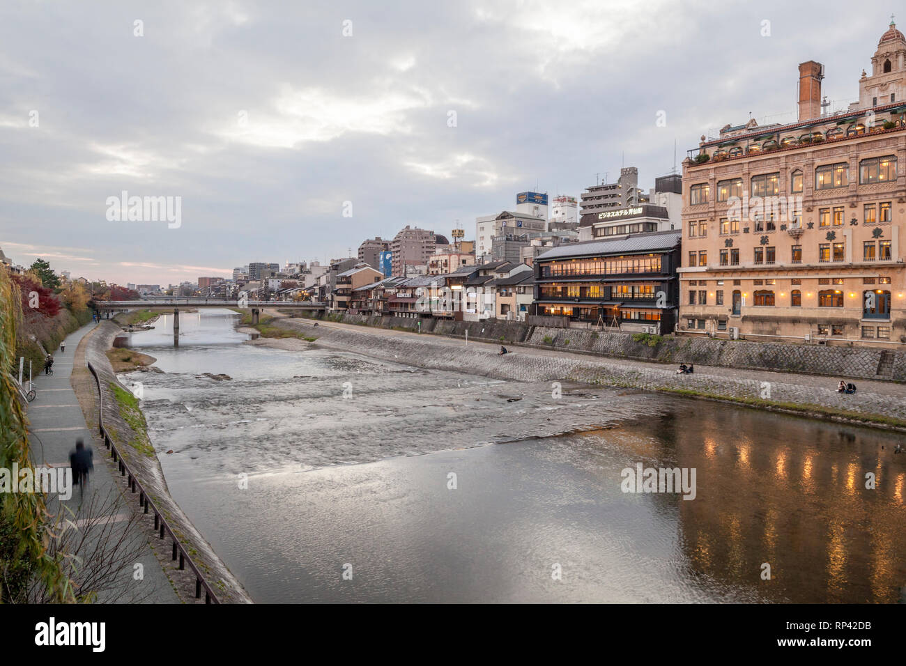 Il fiume Kamo a Kyoto, in Giappone, in inverno. Le rive del fiume sono popolari tra i locali che vengono qui a camminare, ciclo e godetevi il panorama e la tranquillità. Foto Stock