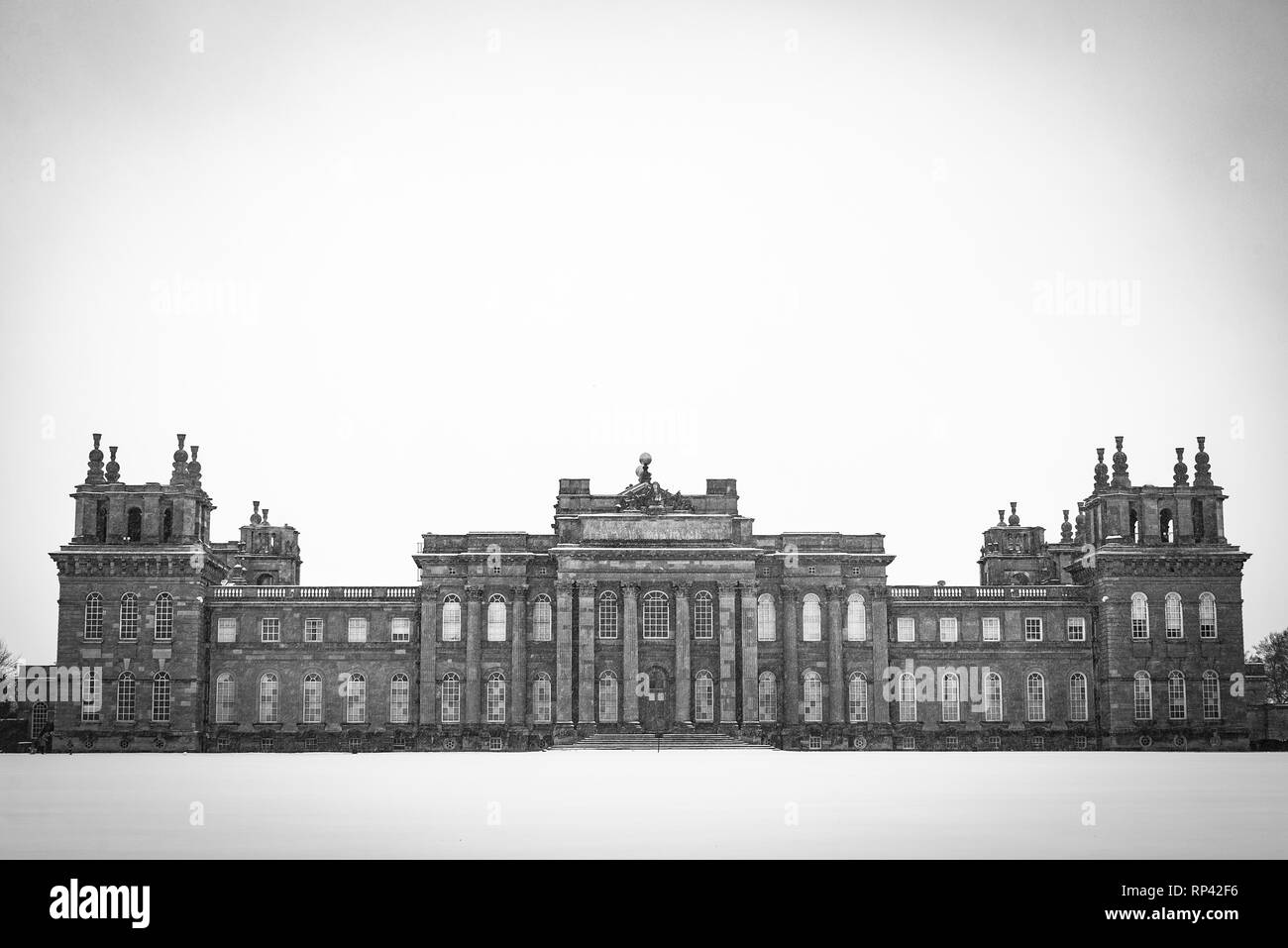 Il Palazzo di Blenheim e. La facciata frontale e prati del Palazzo di Blenheim nella neve - bianco e nero. Il Palazzo di Blenheim a Woodstock, Oxfordshire, Inghilterra Foto Stock