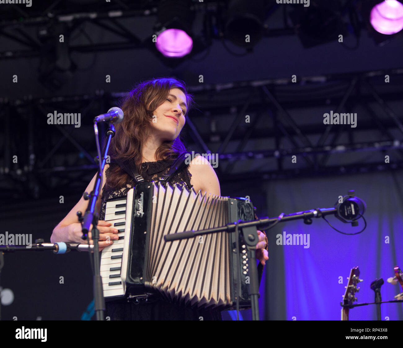 La band canadese il Wailin' Jannyes esegue un concerto dal vivo presso il Danish folk, blues e il festival della musica country Tønder Festival 2015. La band è composta da Ruth Moody (nella foto), Nicky Mehta e Heather Masse. Danimarca, 29/08 2015. Ad eccezione della Danimarca. Foto Stock