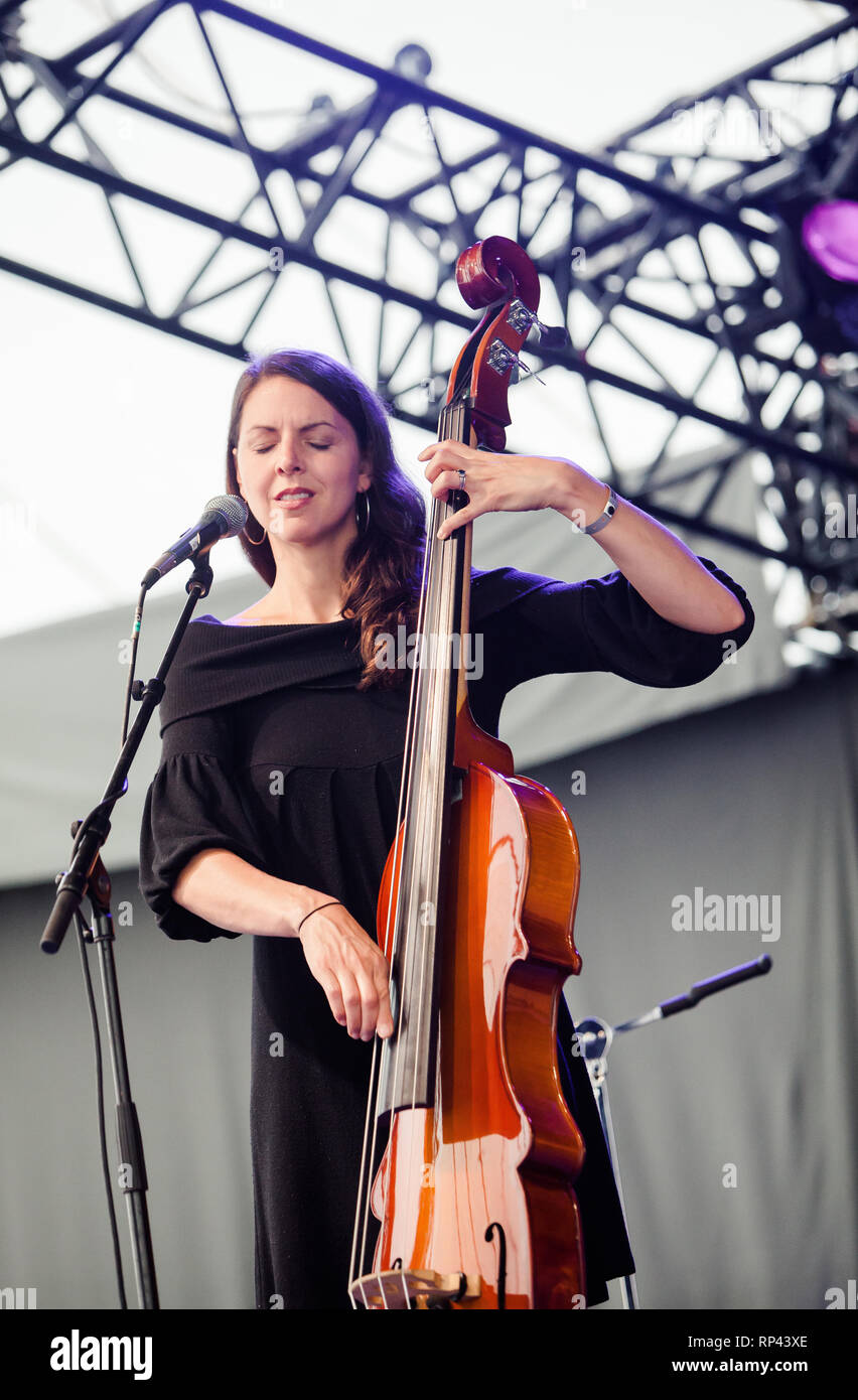 La band canadese il Wailin' Jannyes esegue un concerto dal vivo presso il Danish folk, blues e il festival della musica country Tønder Festival 2015. La band è composta da Ruth Moody, Nicky Mehta e Heather Masse (nella foto). Danimarca, 29/08 2015. Ad eccezione della Danimarca. Foto Stock