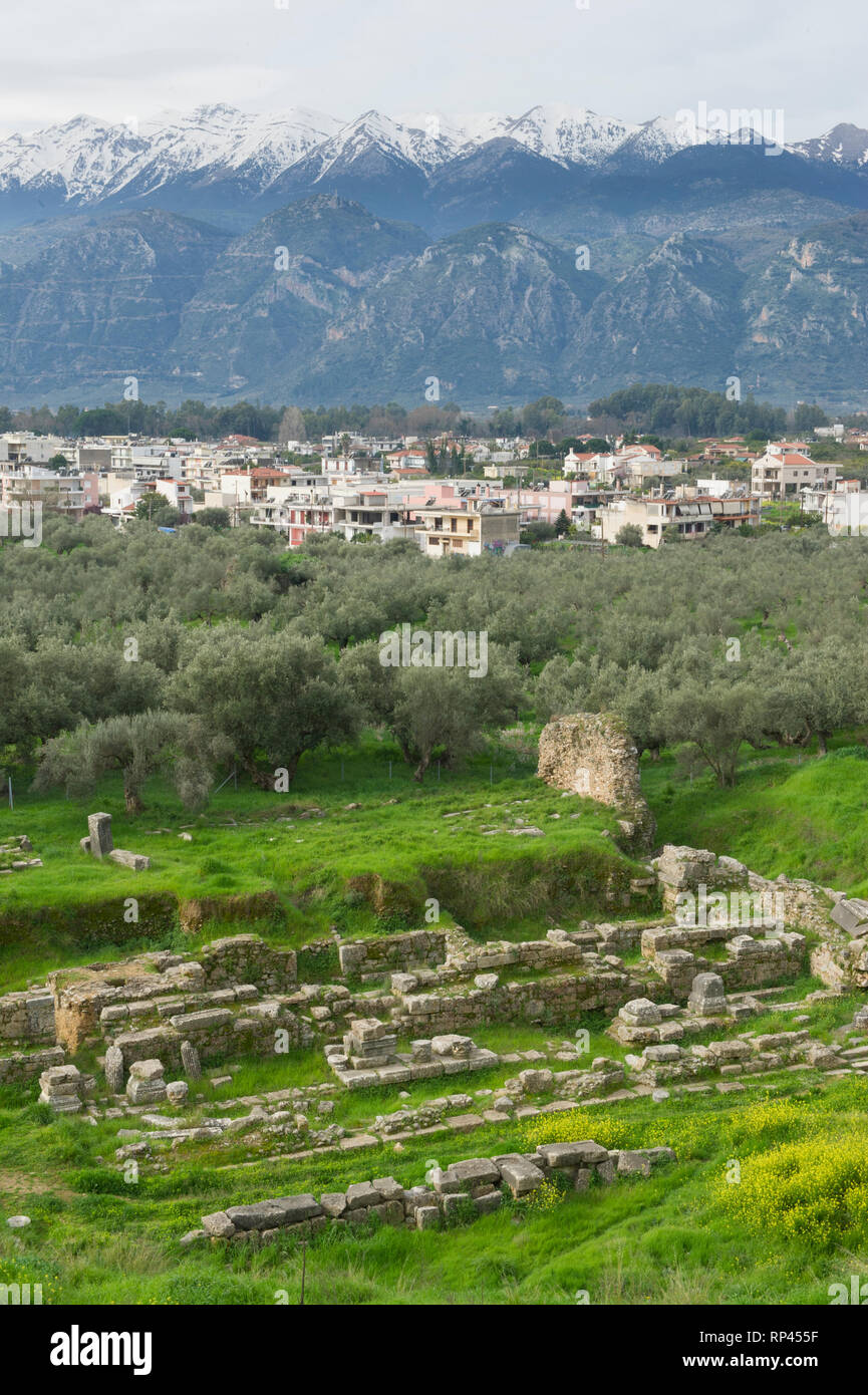 L'acropoli dell'antica Sparta sotto le cime innevate delle montagne Taigetos, Grecia Foto Stock