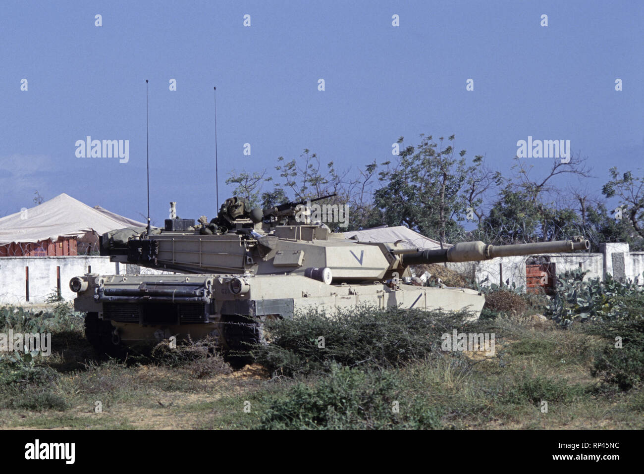 Il 16 ottobre 1993 A U.S. Army M1A1 Abrams serbatoio della 24a divisione di fanteria, 1° battaglione del 64esimo reggimento blindato in sede UNOSOM di Mogadiscio, Somalia. Foto Stock Il 16 ottobre 1993 A U.S. Army M1A1 Abrams serbatoio della 24a divisione di fanteria, 1° battaglione del 64esimo reggimento blindato in sede UNOSOM di Mogadiscio, Somalia. Foto Stock