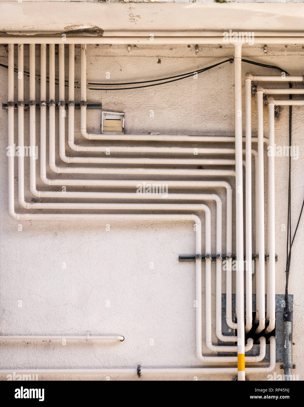 Tubazioni complesse sulla parte esterna di un edificio di appartamenti, Paesi Baschi Foto Stock