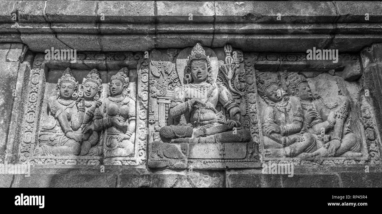 Il bassorilievo all'interno del tempio di Prambanan complesso. Ix secolo tempio indù. Situato vicino a Yogyakarta su Java centrale, Indonesia Foto Stock