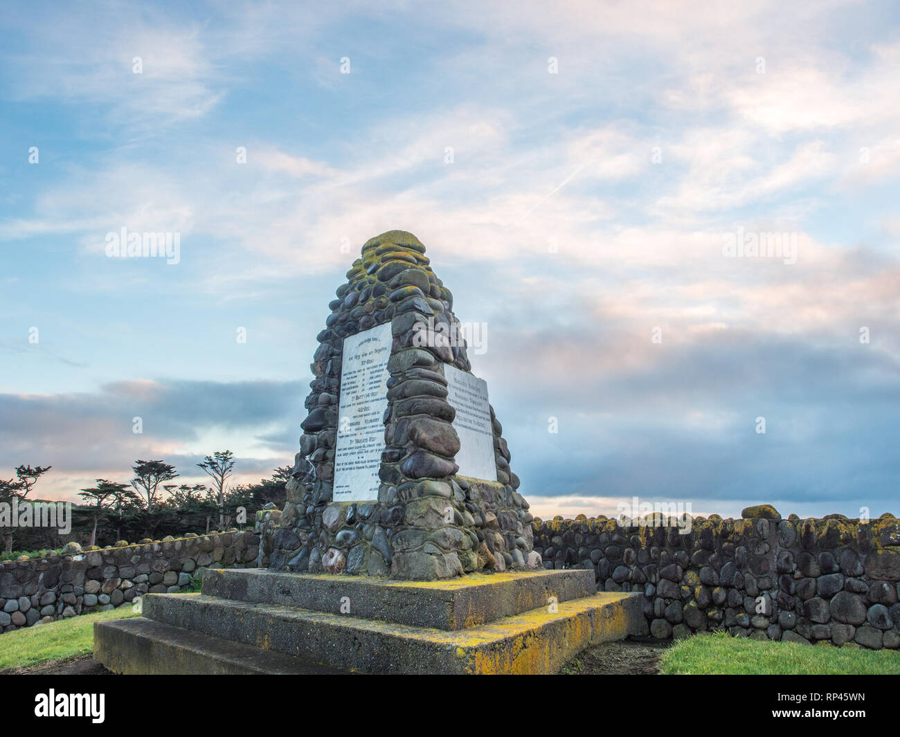 Nuova Zelanda guerre memorial cairn Ohawe Cimitero Militare, Sud Taranaki, Nuova Zelanda Foto Stock