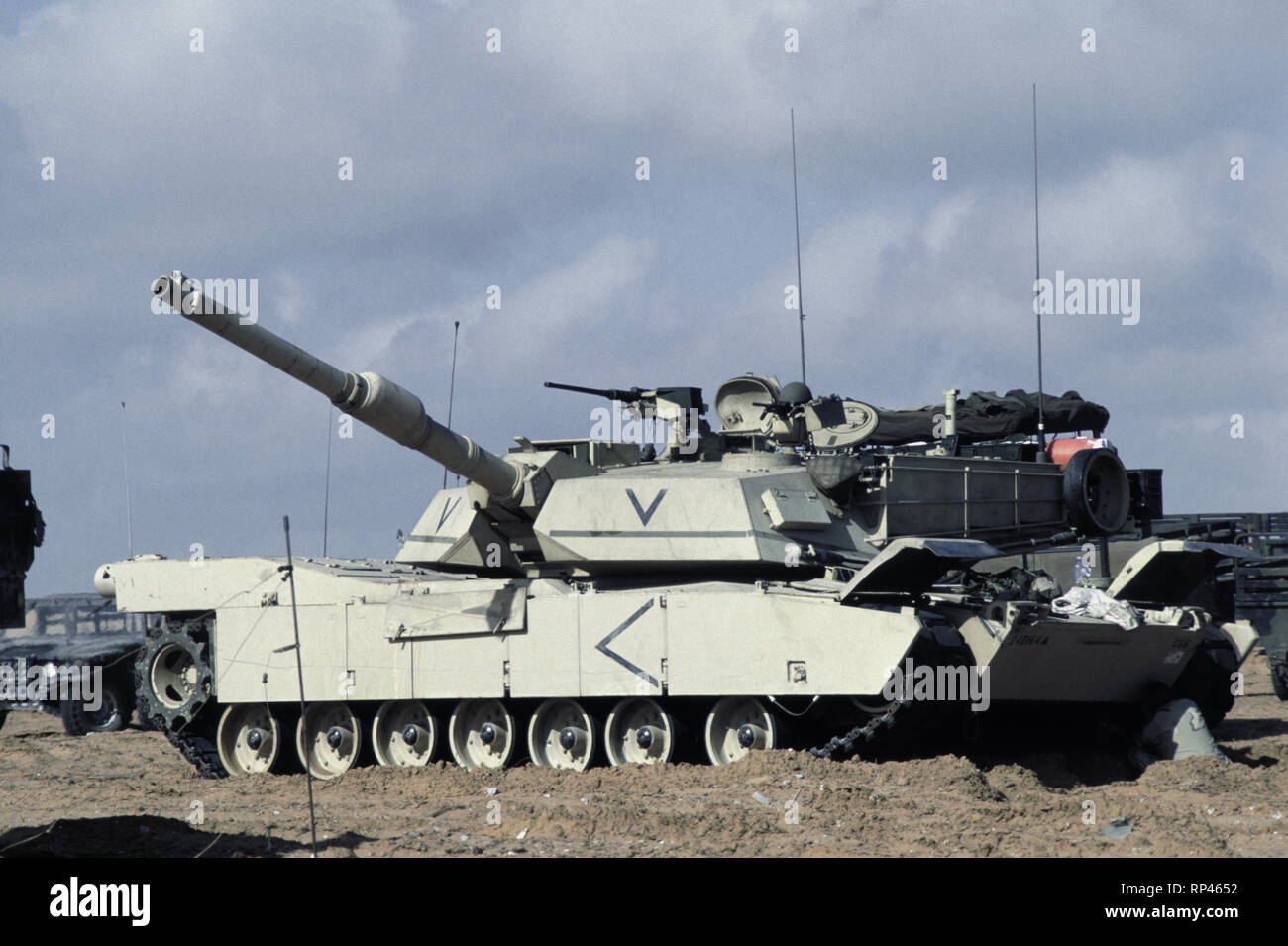 Il 16 ottobre 1993 A U.S. Army M1A1 Abrams serbatoio della 24a divisione di fanteria, 1° battaglione del 64esimo reggimento blindato in sede UNOSOM di Mogadiscio, Somalia. Foto Stock Il 16 ottobre 1993 A U.S. Army M1A1 Abrams serbatoio della 24a divisione di fanteria, 1° battaglione del 64esimo reggimento blindato in sede UNOSOM di Mogadiscio, Somalia. Foto Stock