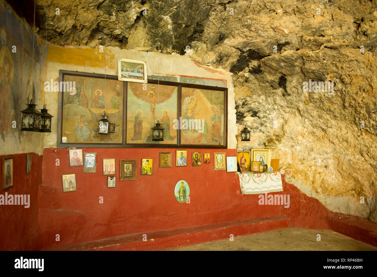 Grotta chiesa di Panagia Lagadiotisa, Taigetos montagne, Mistra, Grecia Foto Stock