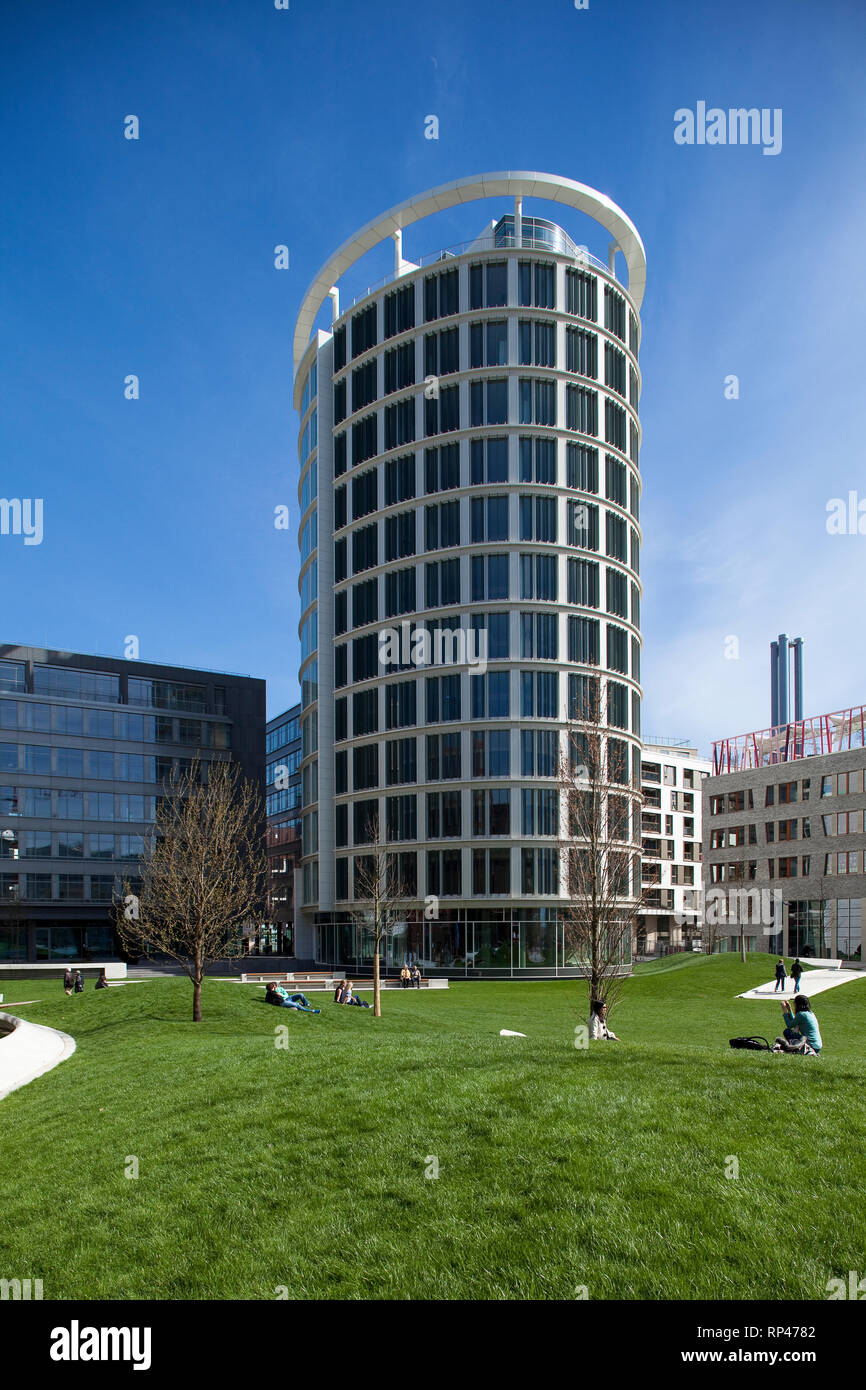 Edificio per uffici "Caffè Plaza' nella HafenCity di Amburgo con persone rilassante nel parco Foto Stock