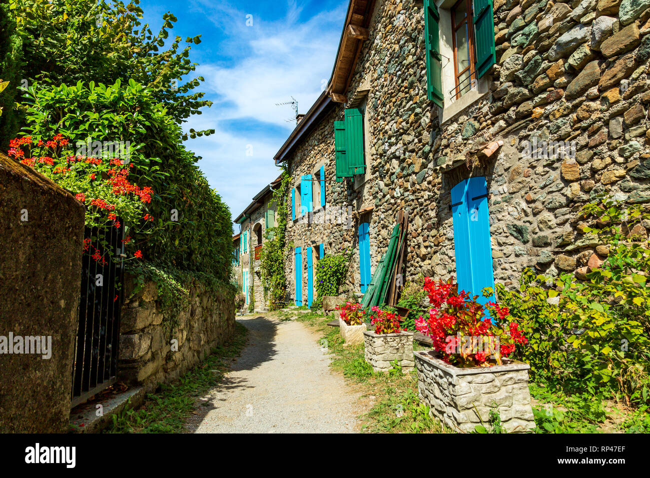 Bella colorata viale medievale nella piccola città Yvoire in Francia Foto Stock