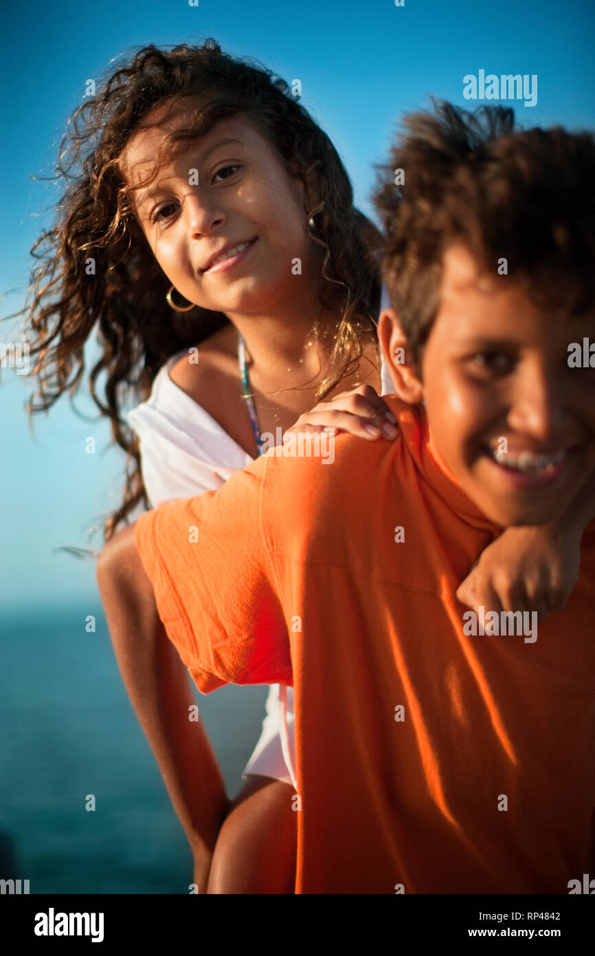 Ragazzo sorella portante sulla sua schiena Foto Stock