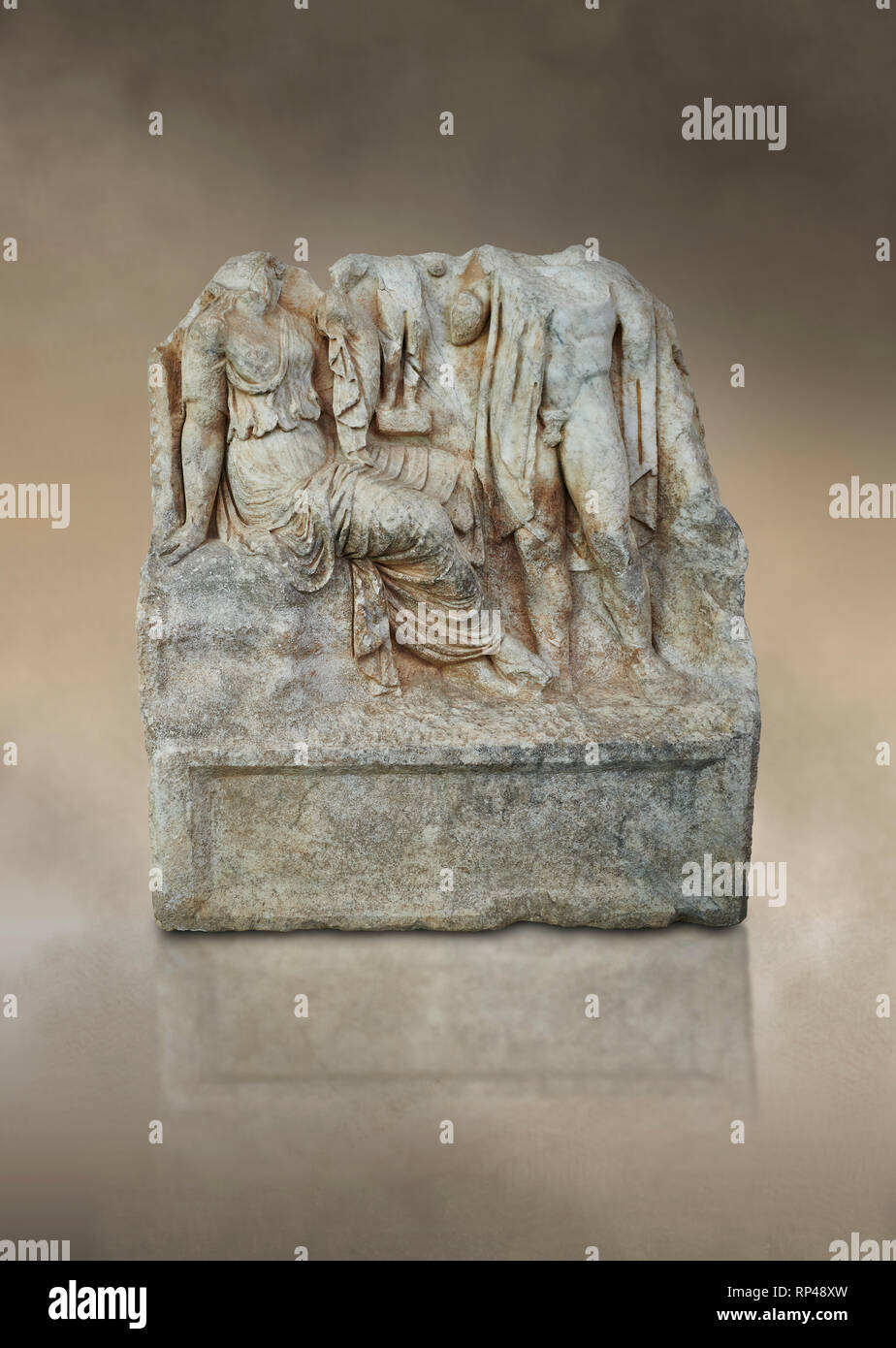 Sebasteion romana scultura in rilievo di un eroico giovane Aphrodisias museo, Aphrodisias, Turchia. Contro un sfondo d'arte. Un'eroina si siede su una roccia Foto Stock