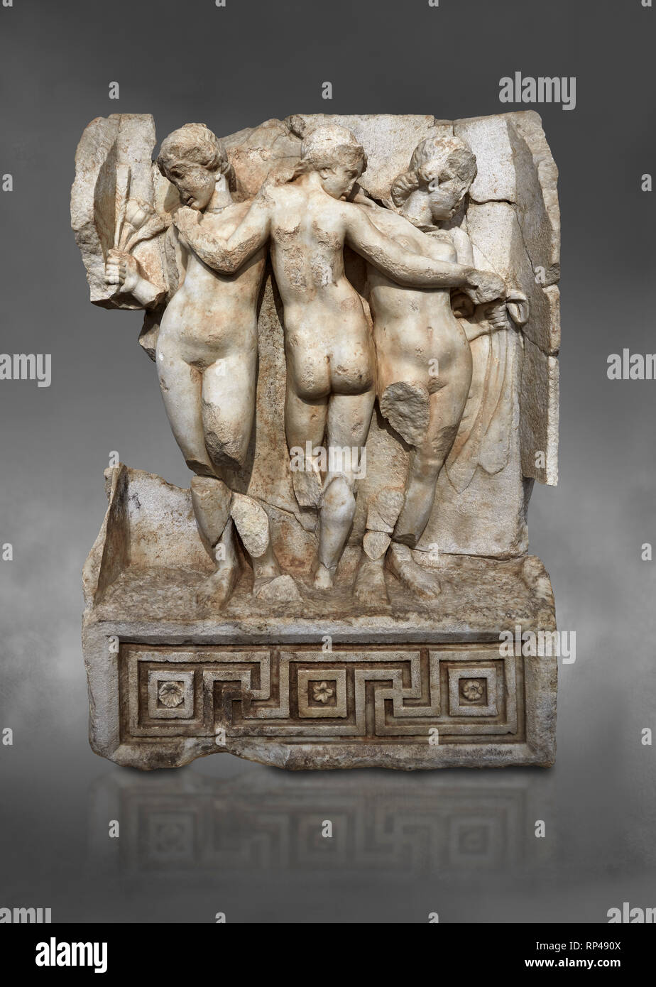 Sebasteion romana scultura in rilievo delle Tre Grazie, Aphrodisias museo, Aphrodisias, Turchia. Contro uno sfondo grigio. Le Tre Grazie stand ho Foto Stock