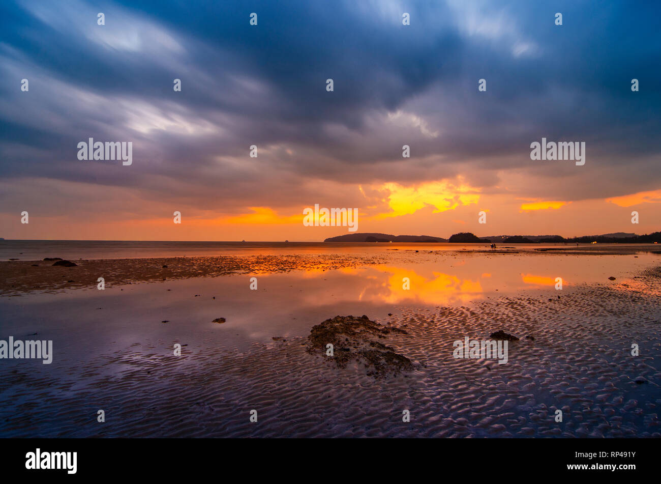 Spiaggia Mare sera Nuvoloso di Ao Nang Krabi, Thailandia Foto Stock