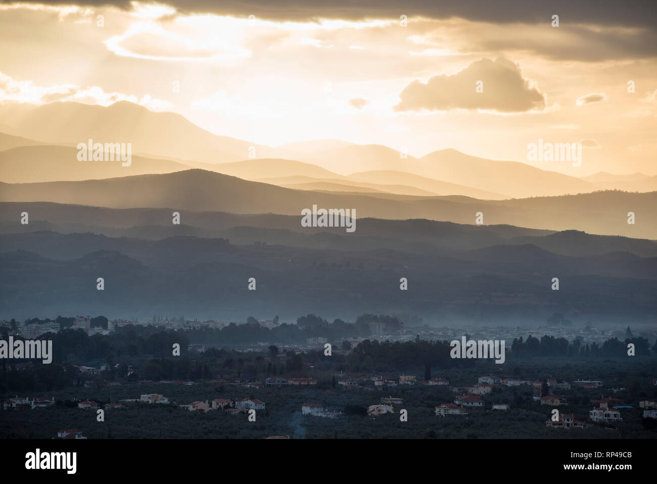 Mistra sulle pendici del Monte Taigetos presso sunrise, Grecia Foto Stock