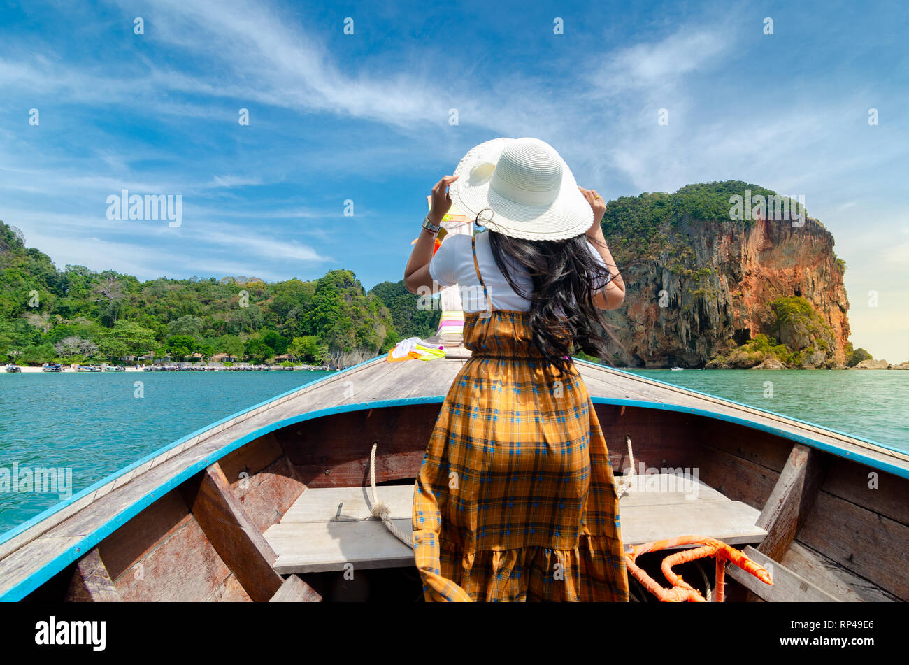 Koh Kai le donne sono lieto sulla barca di legno di Krabi Thailandia Foto Stock