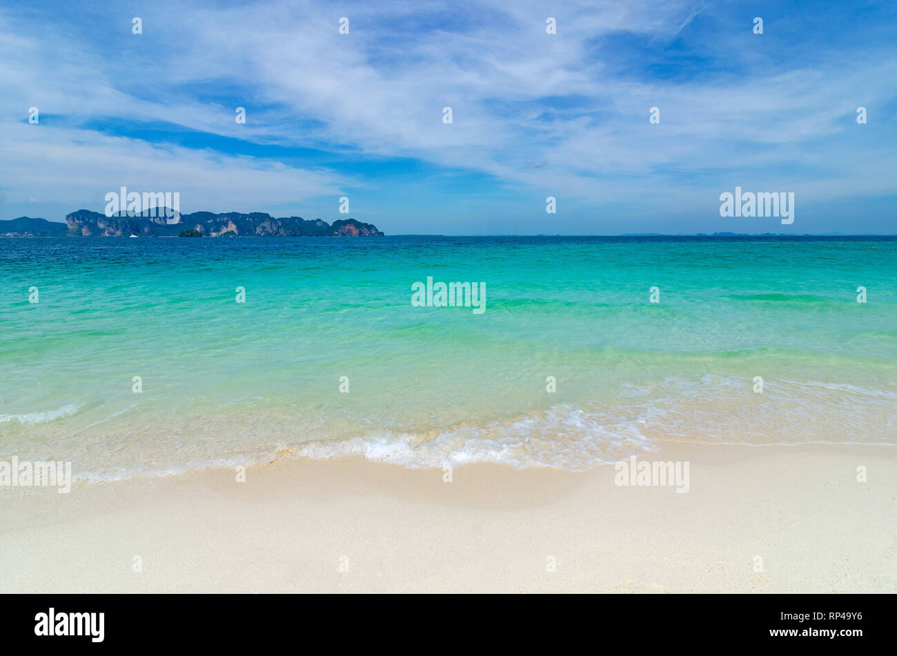 Spiaggia di sabbia bianca su di un cielo azzurro mare blu Foto Stock