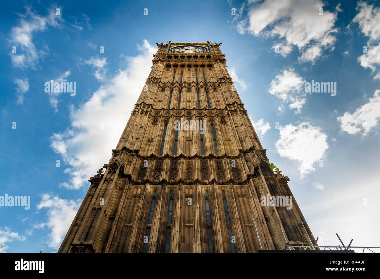 Big Ben in una vista in verticale con un luminoso cielo blu Foto Stock