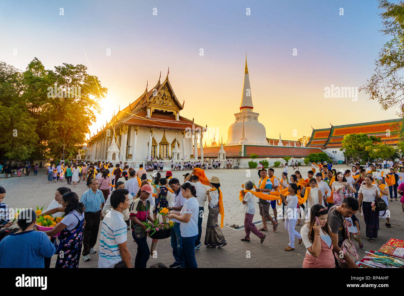 Il Wat Phra Mahathat Woramahawihan in Nakhon Si Thammarat Provincia Thailandia Su Makha Bucha giorno, Khi Hom Robe parata del 19 febbraio 2019 Foto Stock