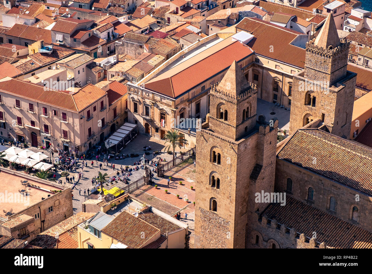 Cefalu Cathedral visto da sopra, architettura arabo-normanna in Sicilia. Italia Foto Stock