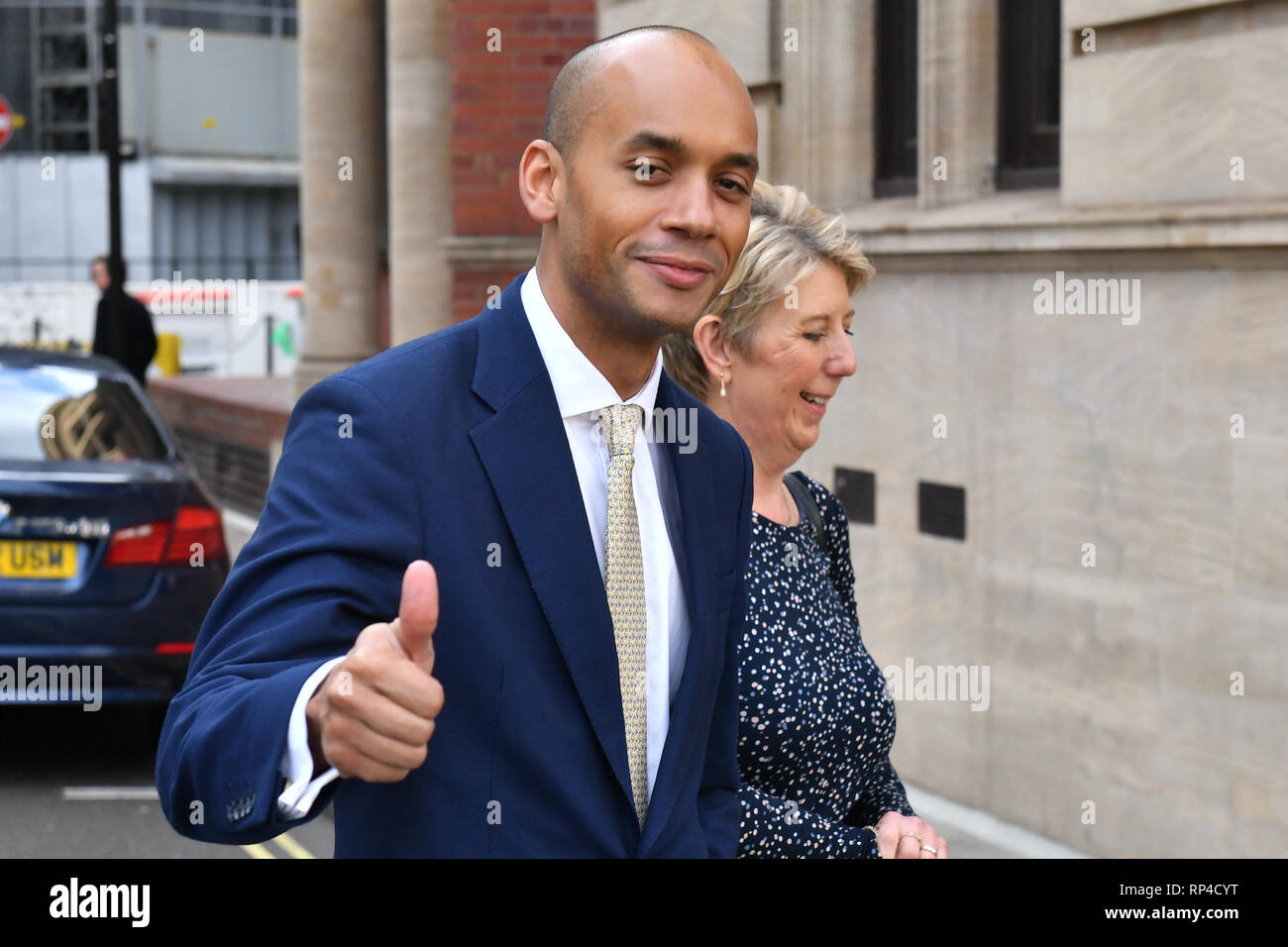 Chuka Umunna e Angela Smith lasciare una grande George Street a Londra in seguito a una conferenza stampa per il gruppo indipendente dove tre conservatori MPs, Sarah Woollaston, Heidi Allen e Anna Soubry, ha annunciato le sue dimissioni dal partito. Foto Stock