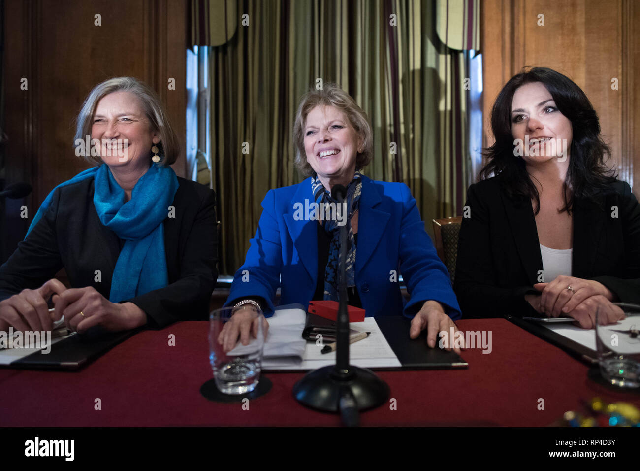 MPs conservatore (da sinistra a destra) Sarah Wollaston, Anna Soubry e Heidi Allen, durante una conferenza stampa presso un grande George Street a Londra in seguito all'annuncio che hanno rassegnato le dimissioni dal partito conservatore ed è entrato a far parte del gruppo indipendente di MPs. Foto Stock