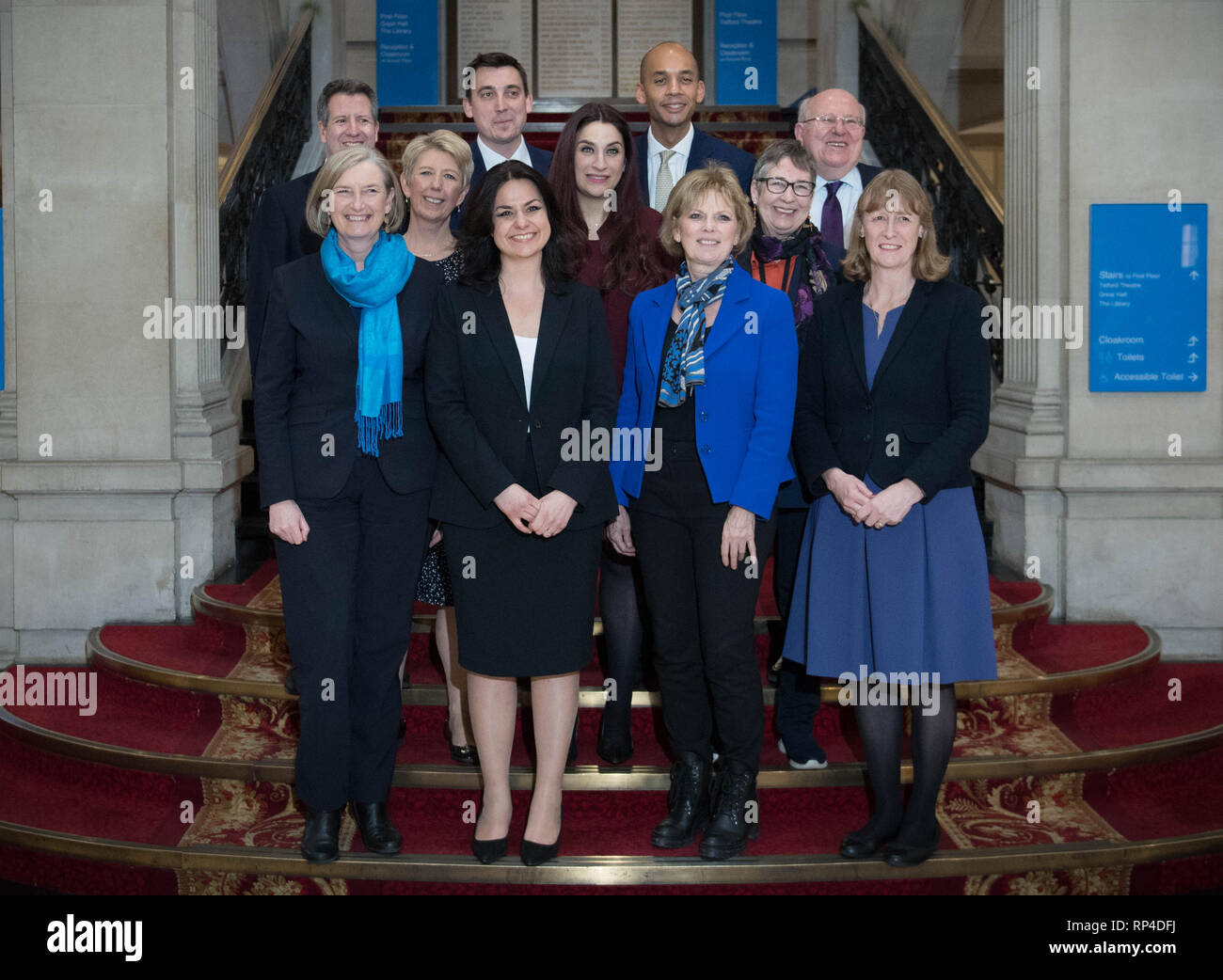 (Fila posteriore sinistra a destra) Chris Leslie, Gavin Shuker, Chuka Umunna e Mike si apre, (fila mediana, da sinistra a destra) Angela Smith, Luciana Berger e Ann Coffey, (prima fila, da sinistra a destra) Sarah Wollaston, Heidi Allen, Anna Soubry e Joan Ryan, in seguito ad una conferenza stampa per il gruppo indipendente dove i tre conservatori MPs, Wollaston, Allen e Soubry, ha annunciato le sue dimissioni dal partito. Foto Stock