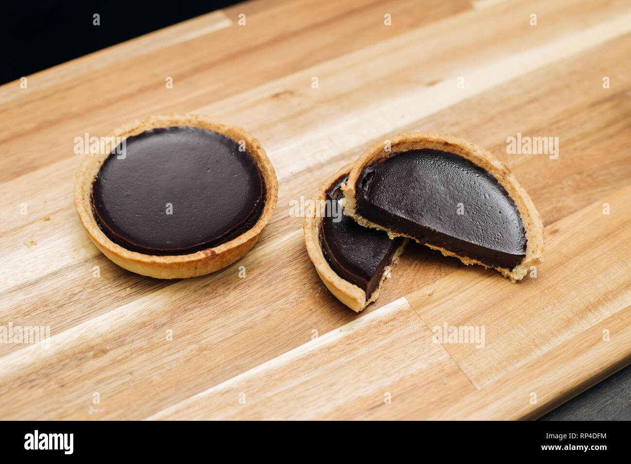 Dolce scuro fresca torta al cioccolato sul tavolo di legno Foto Stock