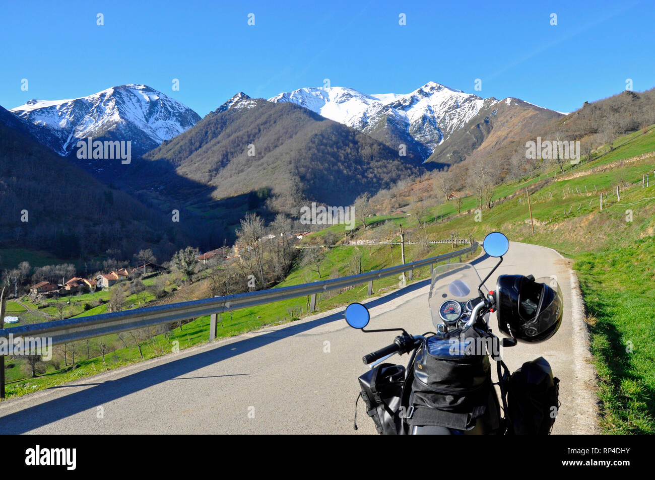 Il motociclismo attraverso il Picos de Europa in Cantabria, Spagna su una  Royal Enfield Himalayan 411cc in moto Foto stock - Alamy