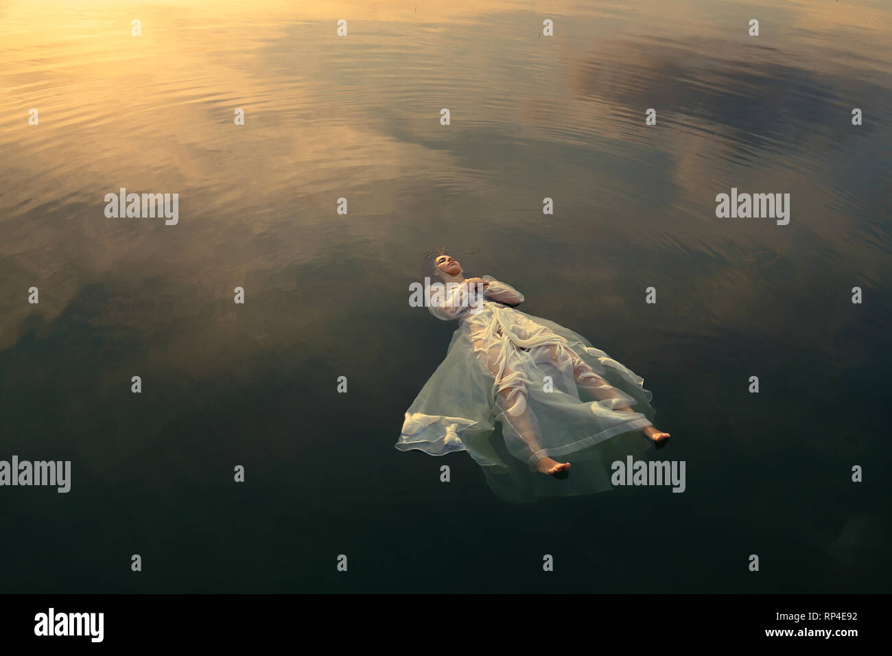 Ofelia morti nelle acque del lago al tramonto Foto Stock