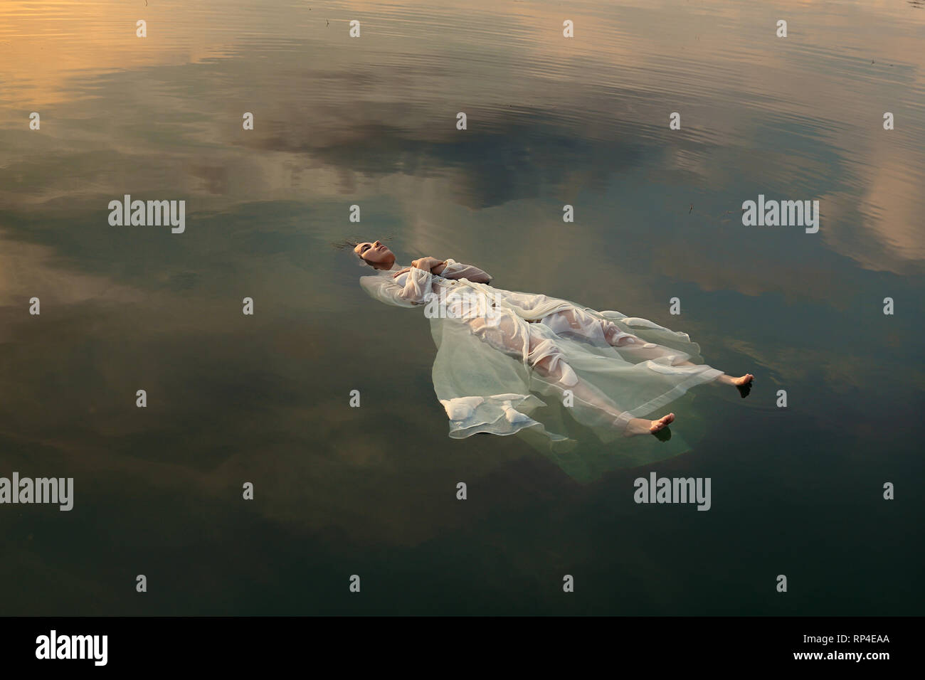 Flottante sposa morto nel tramonto acque colorate Foto Stock
