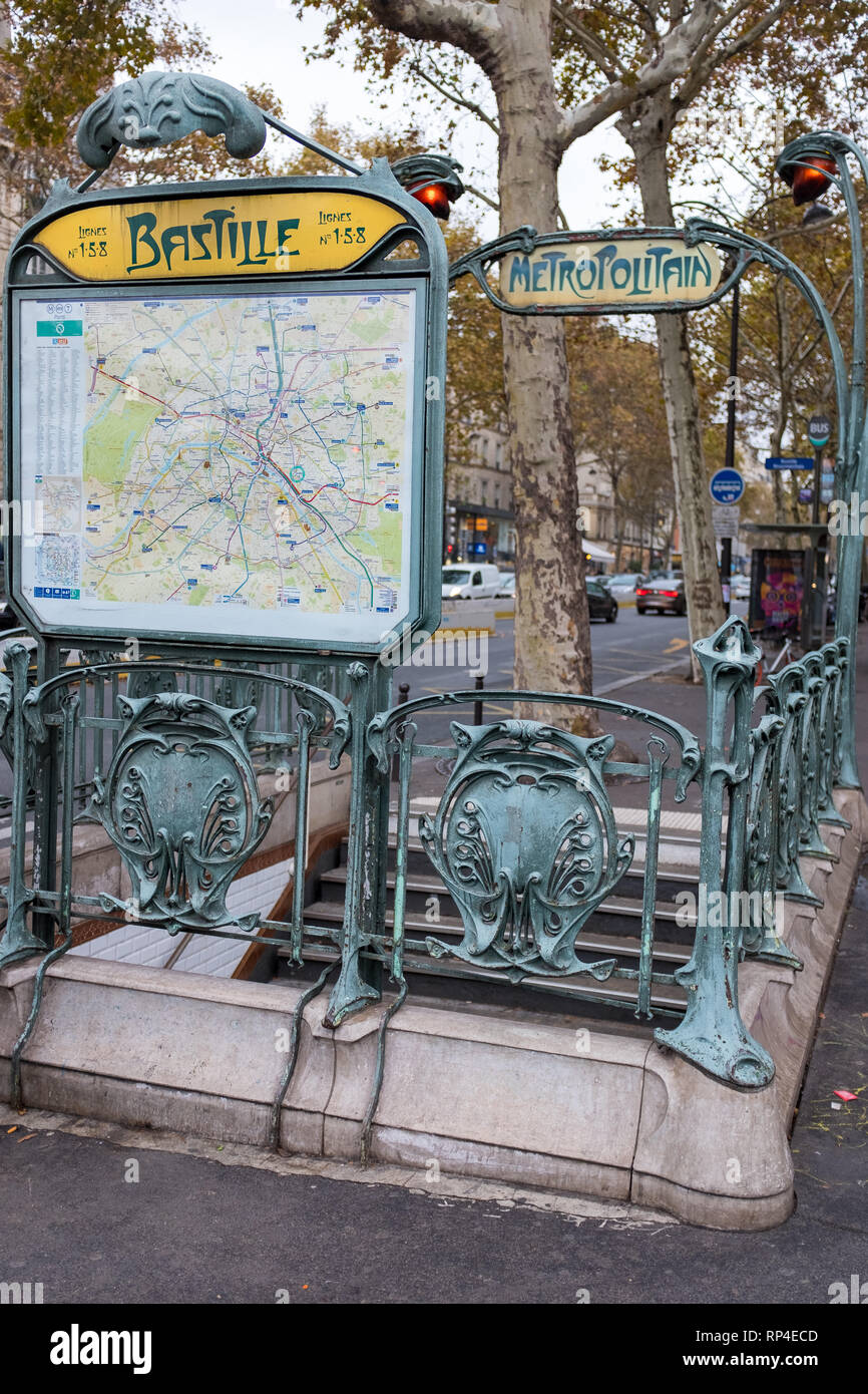 Parigi, Francia - Ottobre 2018: una vista di uno del vecchio stile di entrate per la stazione metropolitana di Bastille. Foto Stock