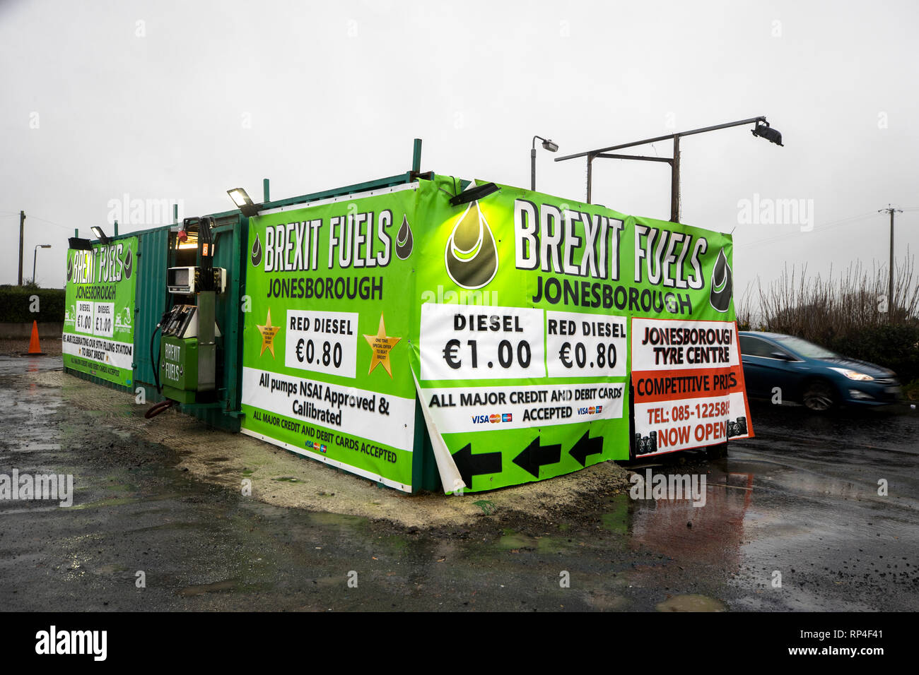 Una stazione di riempimento chiamato Brexit combustibili presso Jonesborough in.contea di Armagh, Irlanda del Nord, vicino alla frontiera con la Repubblica di Irlanda. Continua il dibattito tra il governo del Regno Unito e dell'UE oltre il controverso il fermo sul confine, che permetterebbe di tenere una frontiera aperta sull'isola di Irlanda nel caso che il Regno Unito lascia la UE, indipendentemente dal risultato dei negoziati sulle loro relazioni future. Foto Stock