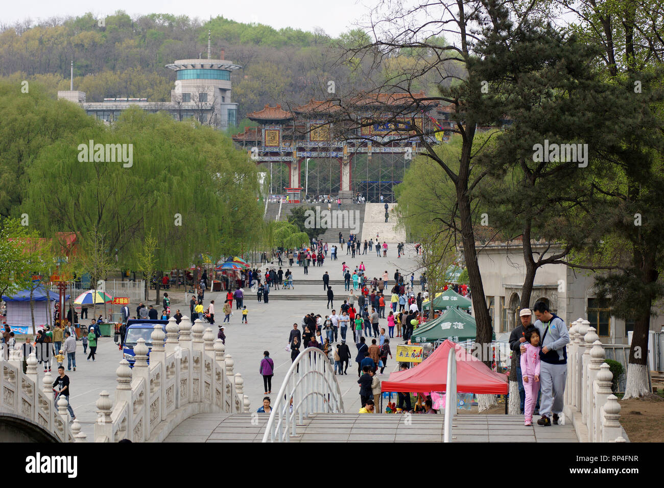 I cinesi a piedi e divertirsi in primavera nel parco 219. Parchi di divertimenti in Cina. Anshan, provincia di Liaoning, in Cina. Xx Aprile 2014 Foto Stock