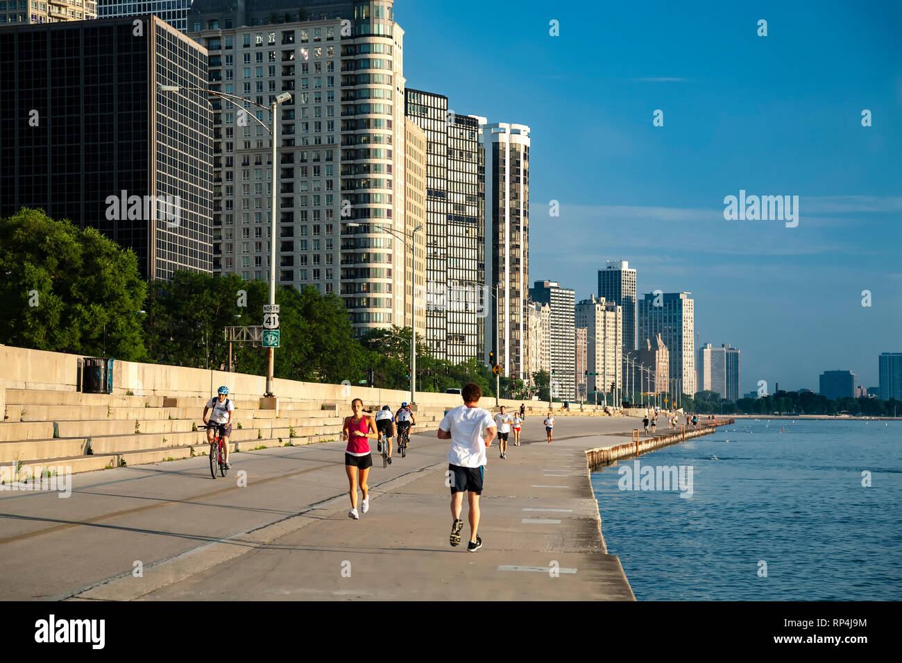 Persone che esercitano lungo il lago Michigan (vicino a Ohio Street Beach), Chicago, Illinois USA Foto Stock