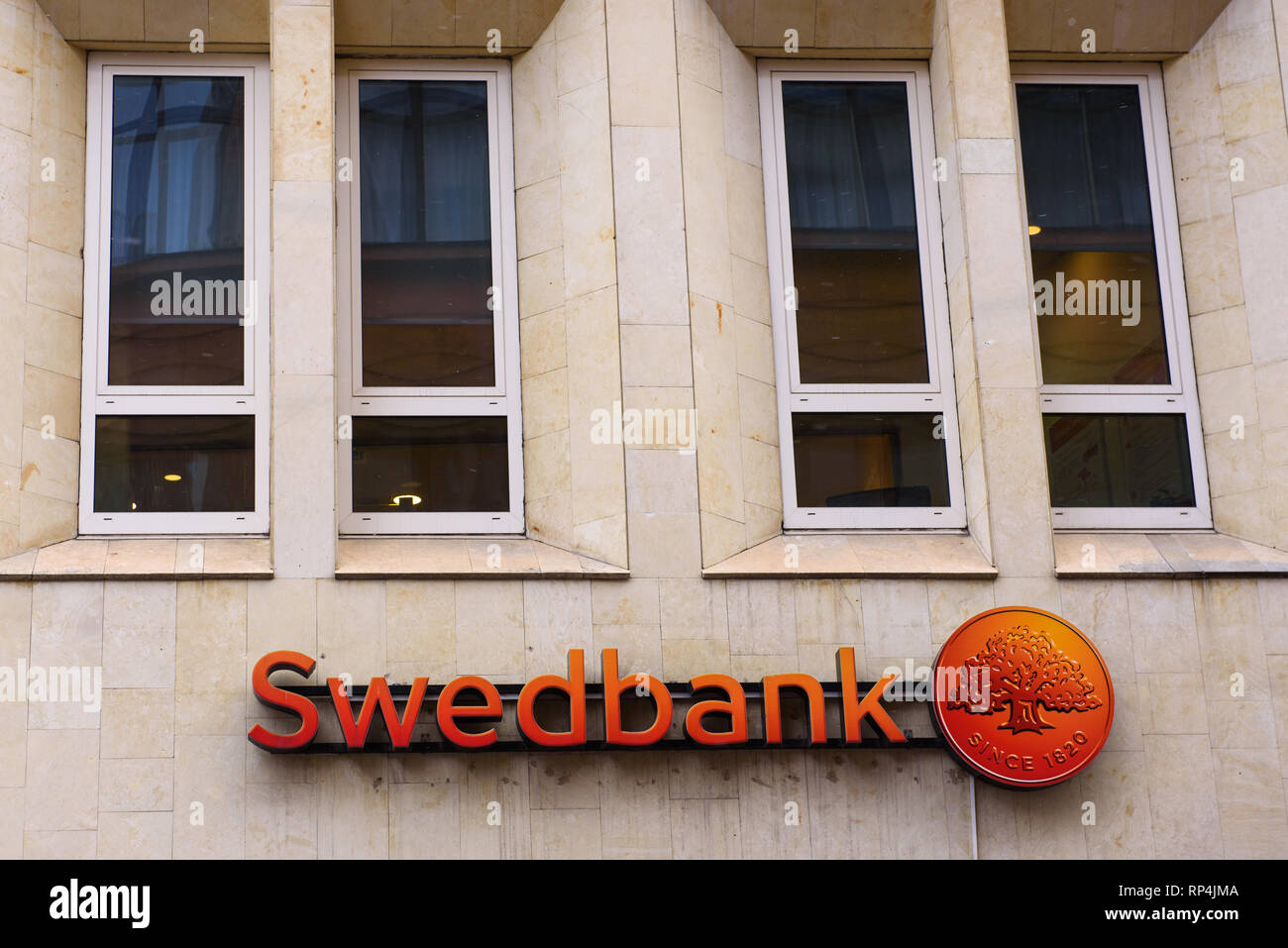 20.02.2018. RIGA, Lettonia. Logo della Swedbank Lettonia nella città di Riga Swedbank è un Nordic-Baltic gruppo bancario headquaerters con sede a Stoccolma, Swe Foto Stock