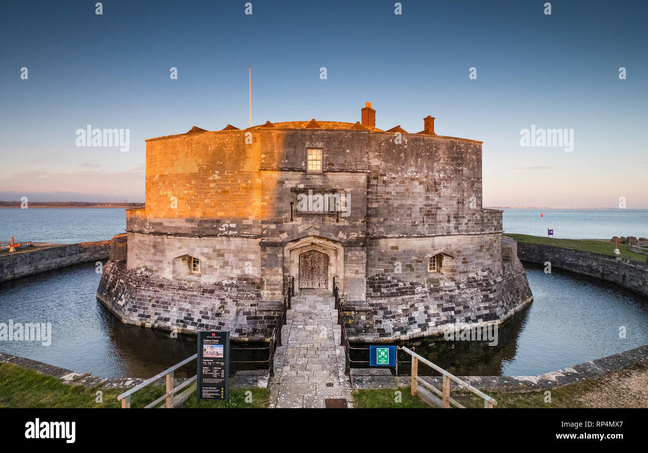 Il castello di Calshot al tramonto con acqua di Southampton in background Foto Stock