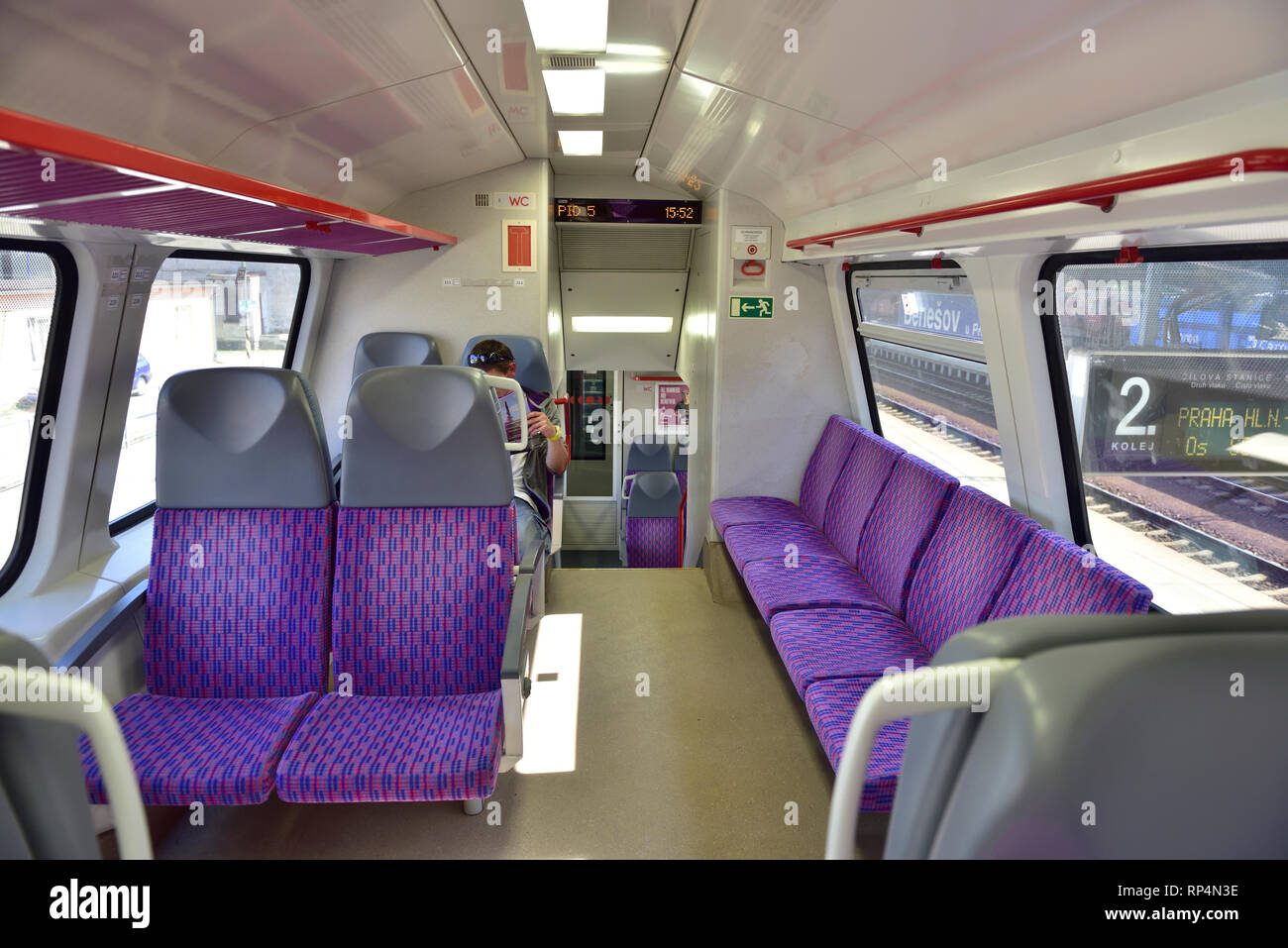 Posti a sedere all'interno ceco elettrico regionale treno passeggeri, Repubblica Ceca Foto Stock