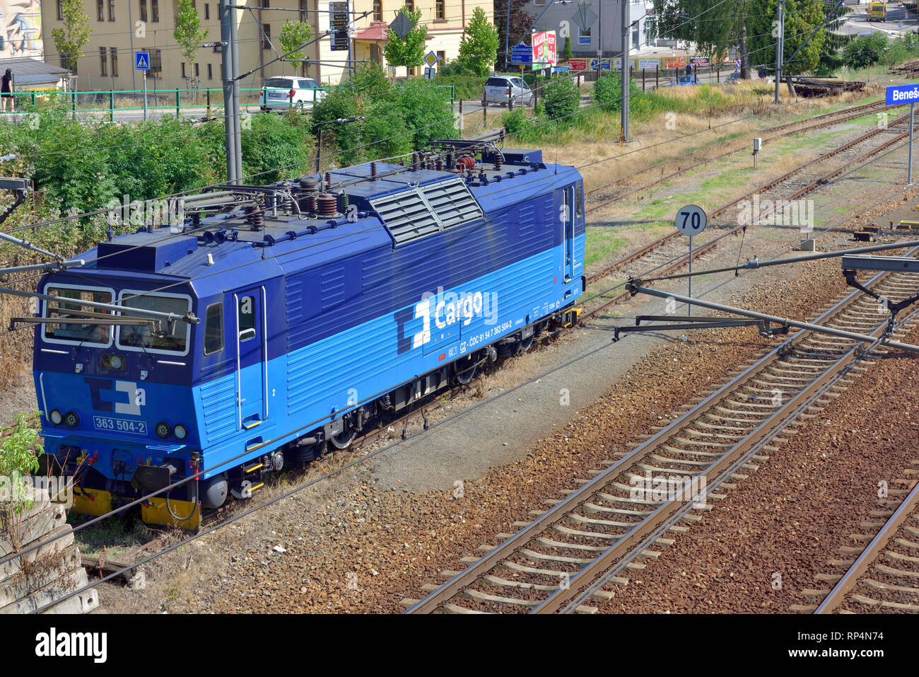 Carico elettrico locomotiva gruppo motore in cantiere di contenimento, le ferrovie ceche Foto Stock