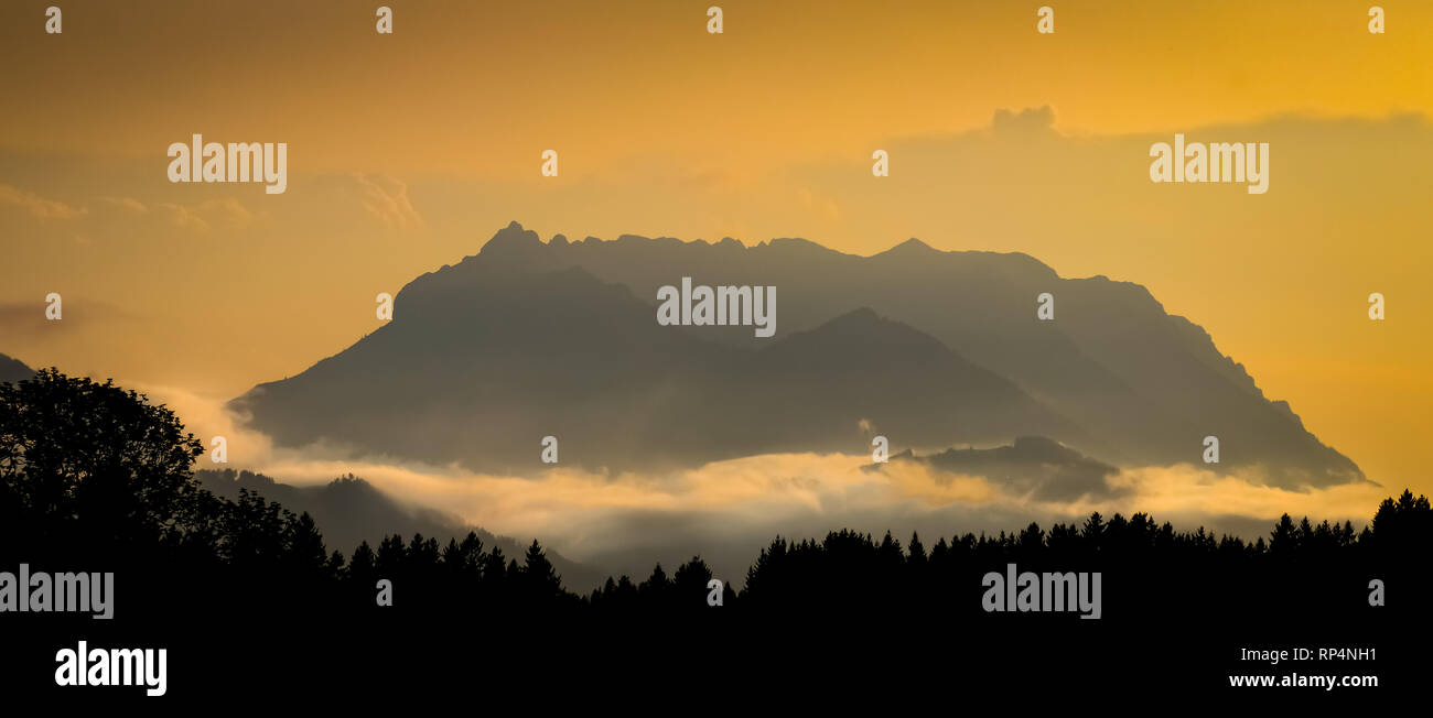 Orange mountain ilhouette sfondo, kaisergebirge tirolo Austria Foto Stock