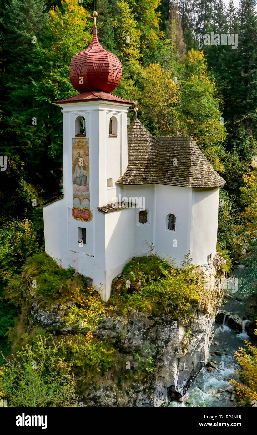 Piccola cappella costruita sulle rocce con ruscello di montagna, viaggi Foto Stock