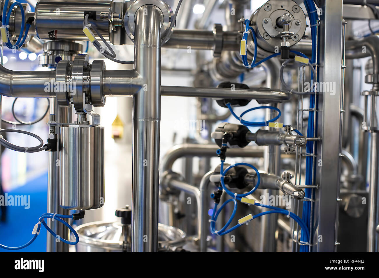 Tubi in acciaio inox in fabbrica. Foto Stock