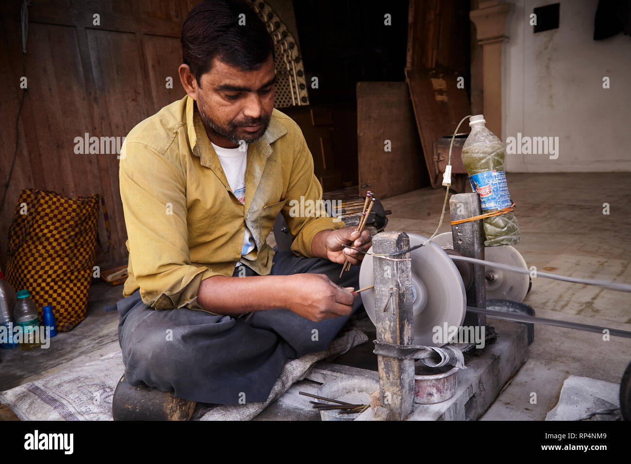 Gli artigiani lucidi pietra preziosa in una piccola fabbrica. Foto Stock