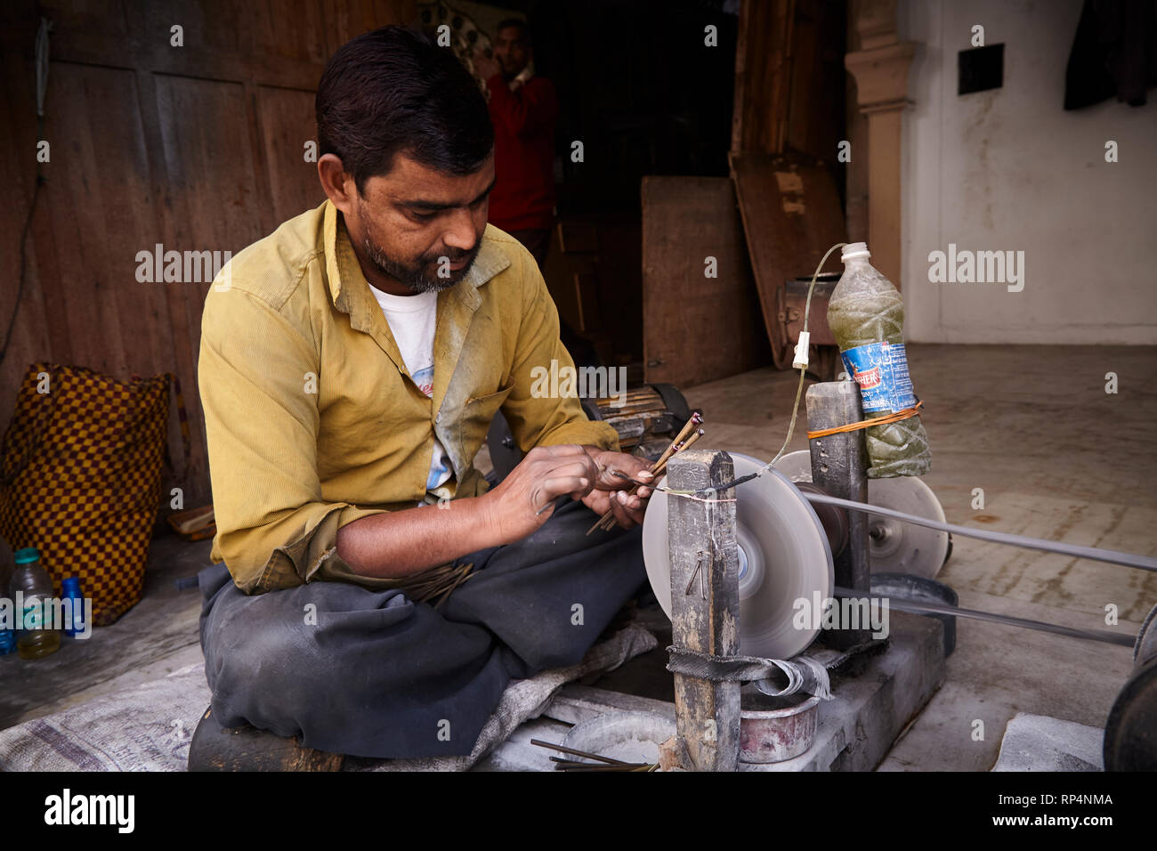 Gli artigiani lucidi pietra preziosa in una piccola fabbrica. Foto Stock