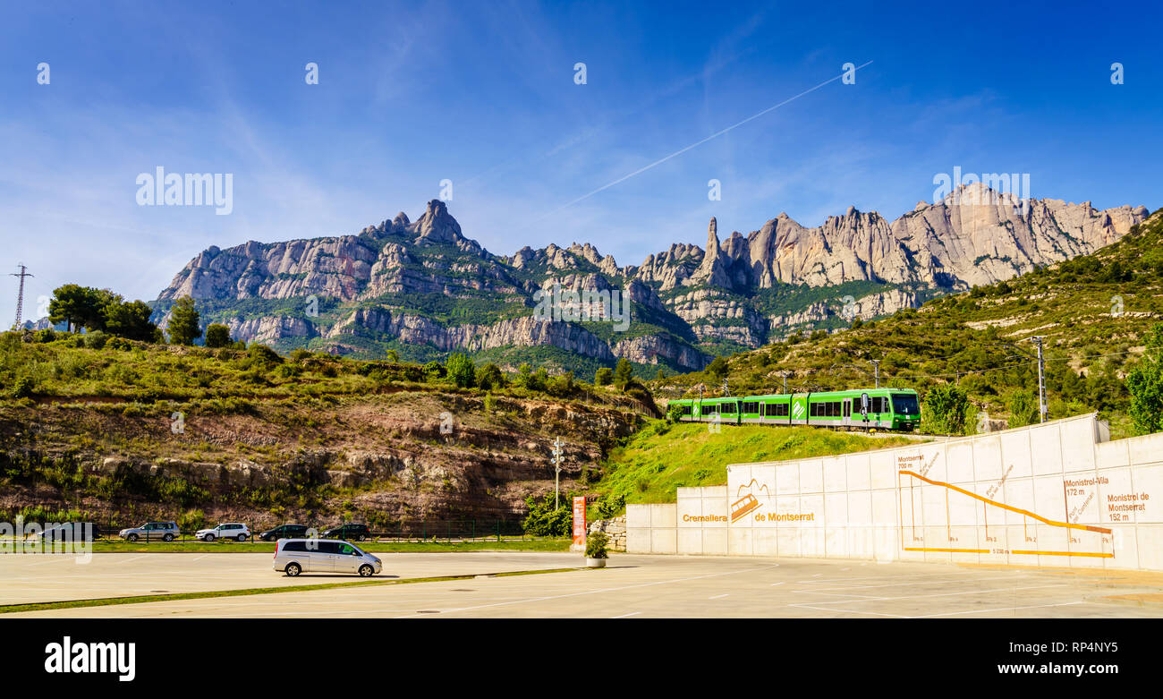 Montserrat, Spagna, 23 Aprile 2017: ferrovia a cremagliera in treno da Monistrol Vila al santuario sulla montagna di Montserrat, Spagna Foto Stock