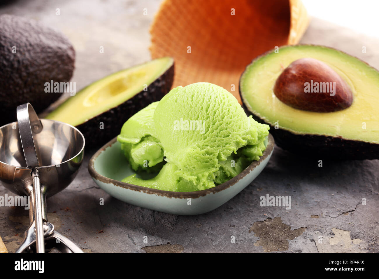 In casa verde avocado organico gelato pronto a mangiare. Hass avocado gelato Foto Stock
