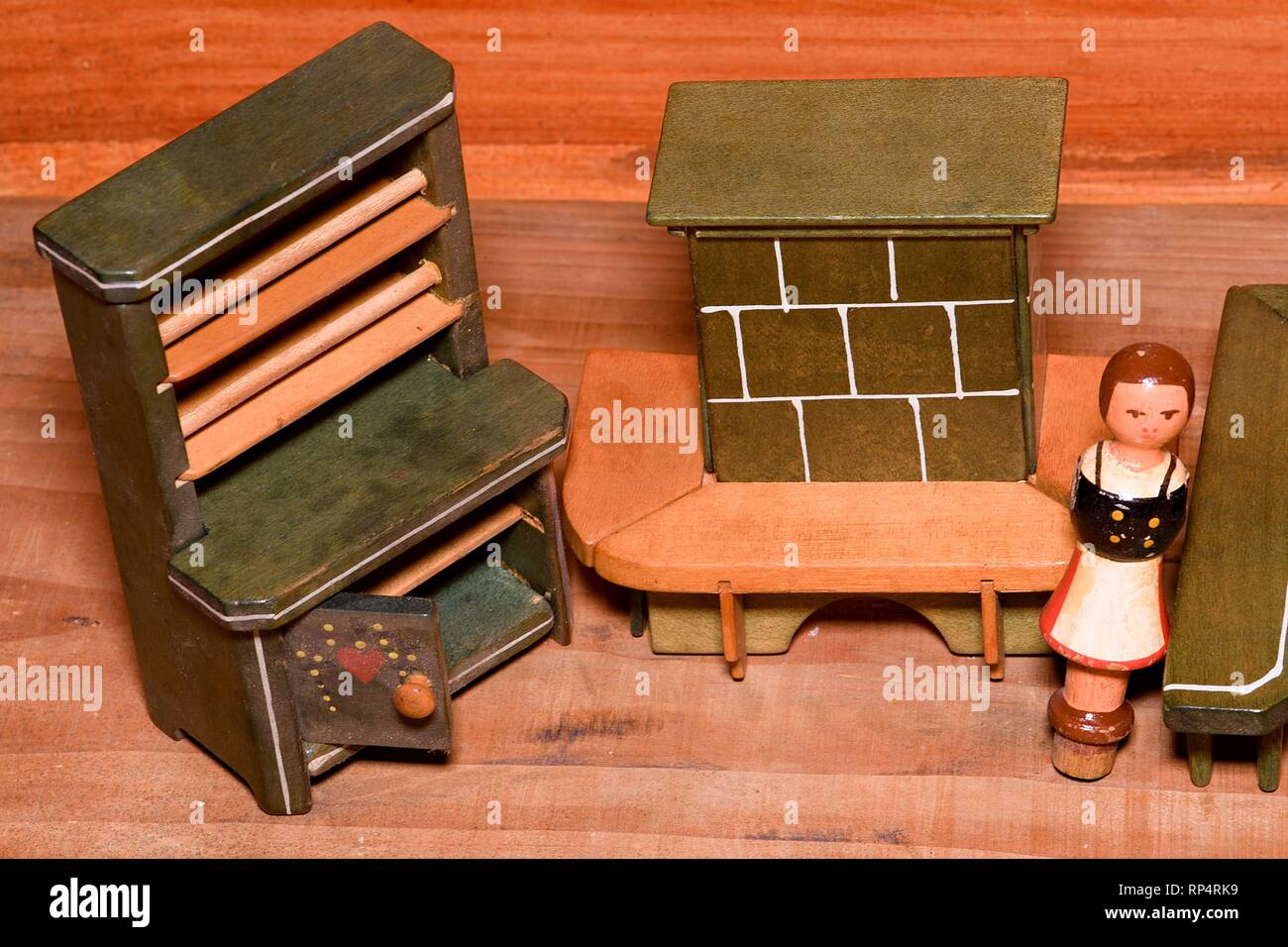 Vintage Toys per le ragazze. Legno giocattoli retrò. Armadio giocattolo giocattolo e caminetto. Manichino di legno di persone. Foto Stock