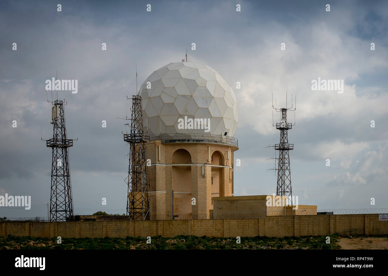 Cupola radar alla sommità di Dingli Cliffs, Malta. Foto Stock