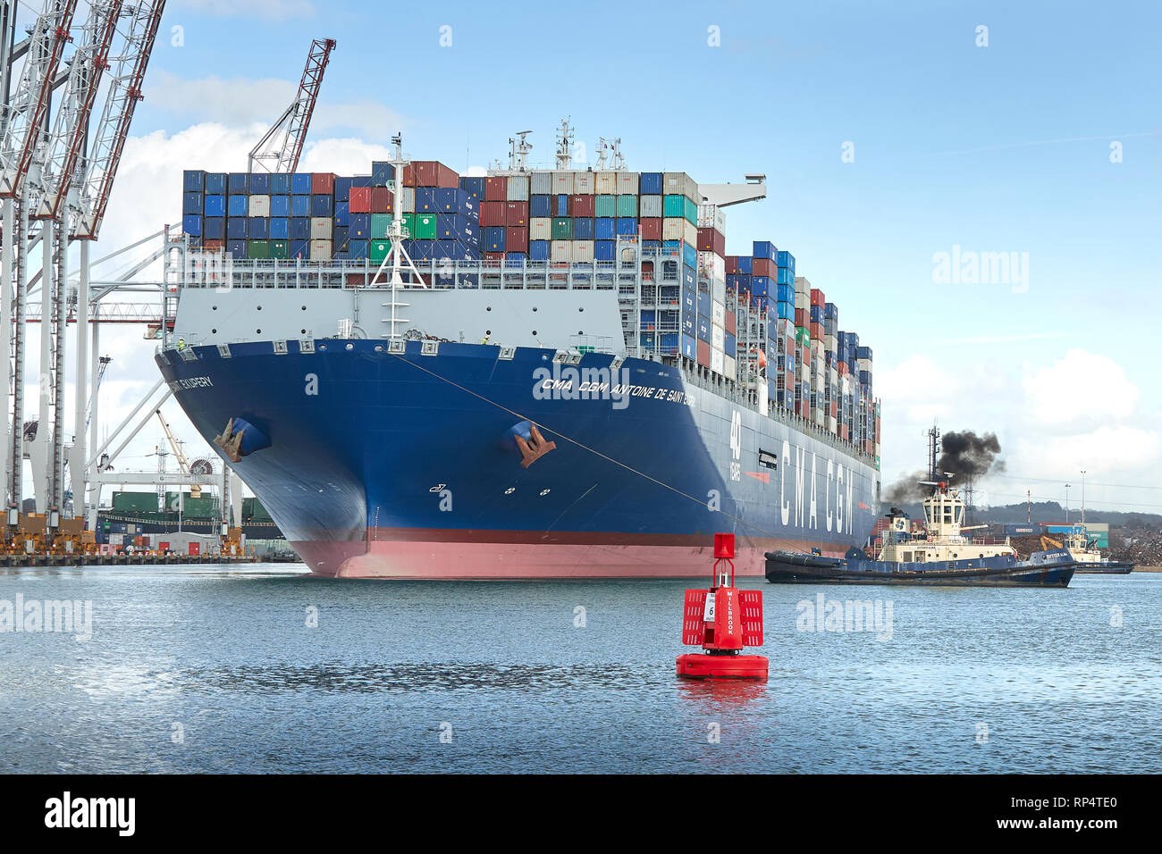 Il contenitore Ultra-Large Nave, CMA CGM Antoine de Saint Exupery, uscire il Southampton Container Terminal, Hampshire, Regno Unito. Il 19 febbraio 2019. Foto Stock